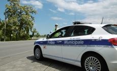 Dramma della solitudine: anziano salvato dai vigili che hanno dovuto forzare la porta