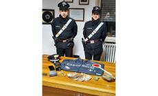 I carabinieri lo bloccano dopo uno scambio con un cliente nel parcheggio di un supermercato: arrestato  23enne albanese