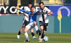 Parma, tre legni, un salvataggio sulla linea e poca lucidità. All'Ascoli basta un gol per espugnare il Tardini. Esplode la rabbia dei tifosi: "Ci avete stufato" - Risultati e classifica: crociati fuori dai playoff