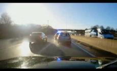 Come in un film:  folle inseguimento per le strade della città ai 170 km/h, guida contromano, passa con il rosso e sperona l'auto della polizia - Video