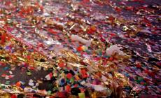 Bimbo di sei anni rischia di soffocare con i coriandoli. Salvato da un passante