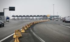 Incidente in autostrada: auto si ribalta, un ferito al Maggiore 