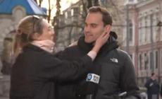 Donna bacia il giornalista durante la diretta tv. E' polemica: «Cosa sarebbe successo se fosse stato un uomo a baciare una giornalista?» - Video
