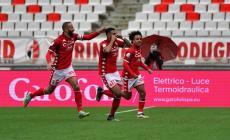 Il Bari espugna Brescia 2-0. Vince la Reggina, pari per il Sudtirol. E il Genoa travolge la Spal  - Risultati, commenti  e classifica