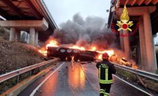 Tir giù da un viadotto e va a fuoco, morto l'autista, chiuso un tratto dell'A1 