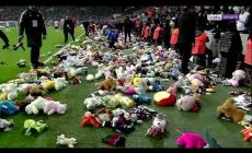 Besiktas - Antalyaspor interrotta in Turchia, "volano" sugli spalti migliaia di peluche  per i bimbi del sisma - Video 