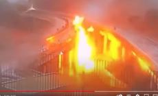 Le impressionanti immagini del tir precipitato dal viadotto - Video 