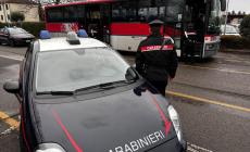 Dopo la scuola vandalizza gli autobus tagliando le cinture di sicurezza: denunciato 17enne