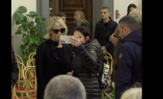 Maria De Filippi e i selfie in camera ardente:  dal web rabbia e indignazione
