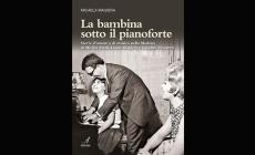 La bambina sotto il pianoforte