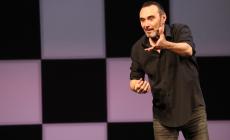 Con Giacobazzi la vita   è una partita a scacchi