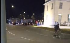 E il pullman del Pisa sbaglia strada davanti al Tardini. I tifosi: "Hanno detto che giocano a Monticelli" - Video