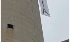 Sulcis, lavoratori salgono su una ciminiera a 100 metri di altezza per protesta - Foto