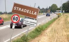 Cede un tubo dell'acqua a Stradella di Collecchio: operai al lavoro