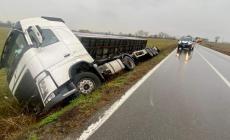 Tir finisce in un canale tra Diolo e Ragazzola