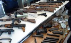 Trovato l'arsenale del narcos, 53 armi e migliaia di munizioni