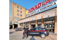 Viale Piacenza, cerca di fuggire dal supermercato con delle punte di Parmigiano: arrestata 