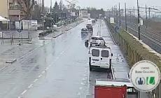 Ubriaco in auto senza ruota nel Bolognese, la polizia locale pubblica la scena  - Guarda il video