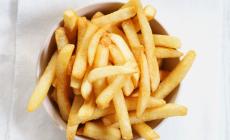 Utilizzava olio lubrificante proveniente da trasformatori elettrici per friggere le patatine: 2 anni di carcere 
