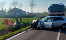 Schianto sulla provinciale a Ragazzola, auto nel fosso: un morto e un ferito grave - Video