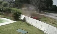 Due Ferrari (e due amici) prendono il volo e  sfondano la recinzione di un giardino - Video