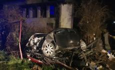 Pauroso incidente, auto si schianta in un cortile: il conducente illeso 