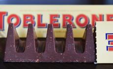 Il Toblerone non sarà più prodotto in Svizzera. La casa produttrice costretta a fare a meno del logo del Cervino nella confezione