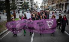 8 marzo:  giovani di ArtLab sfilano per le strade di Parma - Le foto del corteo