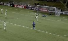 L’autogol è un autogollonzo... comico: il giocatore calcia nella propria porta - Video