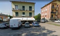 I ladri entrano nel bar di notte nel Reggiano: il proprietario lancia bottiglie d'acqua e li fa fuggire 