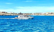 "Alarm Phone", barcone con 47 migranti alla deriva dalla Libia. Il meteo rallenta i soccorsi 