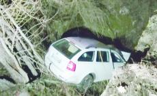 Auto nella scarpata in piena notte: volo pauroso ma conducente illeso