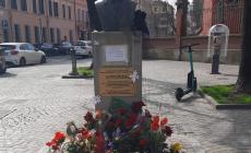 Un fiore per Guido Picelli dopo l'oltraggio di mercoledì