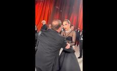 E' gi&agrave; virale il gesto di Lady Gaga mentre  soccorre il fotografo che cade alle sue spalle - Video
