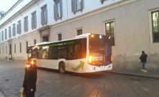 A Pavia cerca di salire sul bus senza biglietto e accoltella l'autista