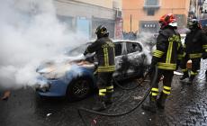 Napoli, scontri tra i tifosi dell'Eintracht e del Napoli: è guerriglia nel centro della città