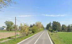Il motorino finisce contro un palo della luce: muore un 43enne nel Reggiano 