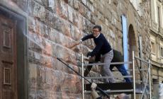 Attivisti di "Ultima generazione" imbrattato Palazzo Vecchio. Il sindaco Nardella li blocca - Video