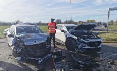 Scontro all'incrocio a Calerno, una delle auto vola contro una Porsche ferma: due feriti