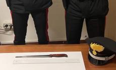 Minaccia con un lungo coltello la farmacista per avere lo psicofarmaco, senza ricetta: arrestato 39enne fidentino