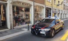 Cerca di rubare un paio di scarpe, lotta con il commesso che lo scopre e tenta di colpirlo con uno sgabello: arrestato