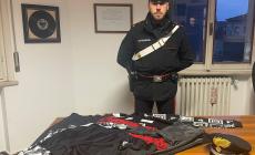 Ruba 1200 euro di vestiti  all'outlet e li indossa sotto i suoi,  ma viene fermato e arrestato