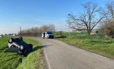 Auto si ribalta e finisce in un campo fra Pilastro e Panocchia: un ferito - Foto