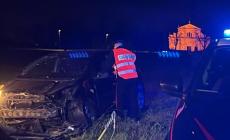 Non si ferma all'alt, si lancia in una fuga a tutta velocità (gettando droga dal finestrino) e si schianta contro un palo. Riesce a scappare a piedi ma viene preso