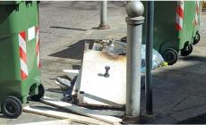 Oltretorrente, rifiuti abbandonati in piazzale Bertozzi