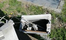 Quadro elettrico divelto in via Emilia Est (angolo via Scarabelli Zunti). E nessuno interviene