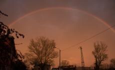 Vicofertile , tramonto infuocato  con arcobaleno: la magia di questa sera nelle foto di un lettore