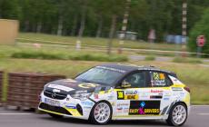 Pilota colto da malore al Rally di Asti: la navigatrice prende il controllo dell&rsquo;auto e salva gli spettatori 