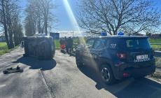 Roccabianca, auto si ribalta lungo strada Mano