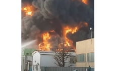 Incendio in un'azienda  di solventi nel novarese, esplosioni e poi un'enorme colonna di fumo. Il sindaco: "Bambini in classe con le finestre chiuse". Tutti in salvo i 30 operai